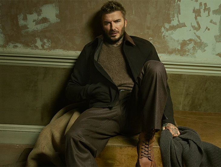 Portrait of David Beckham sitting in front of a wall (Foto)